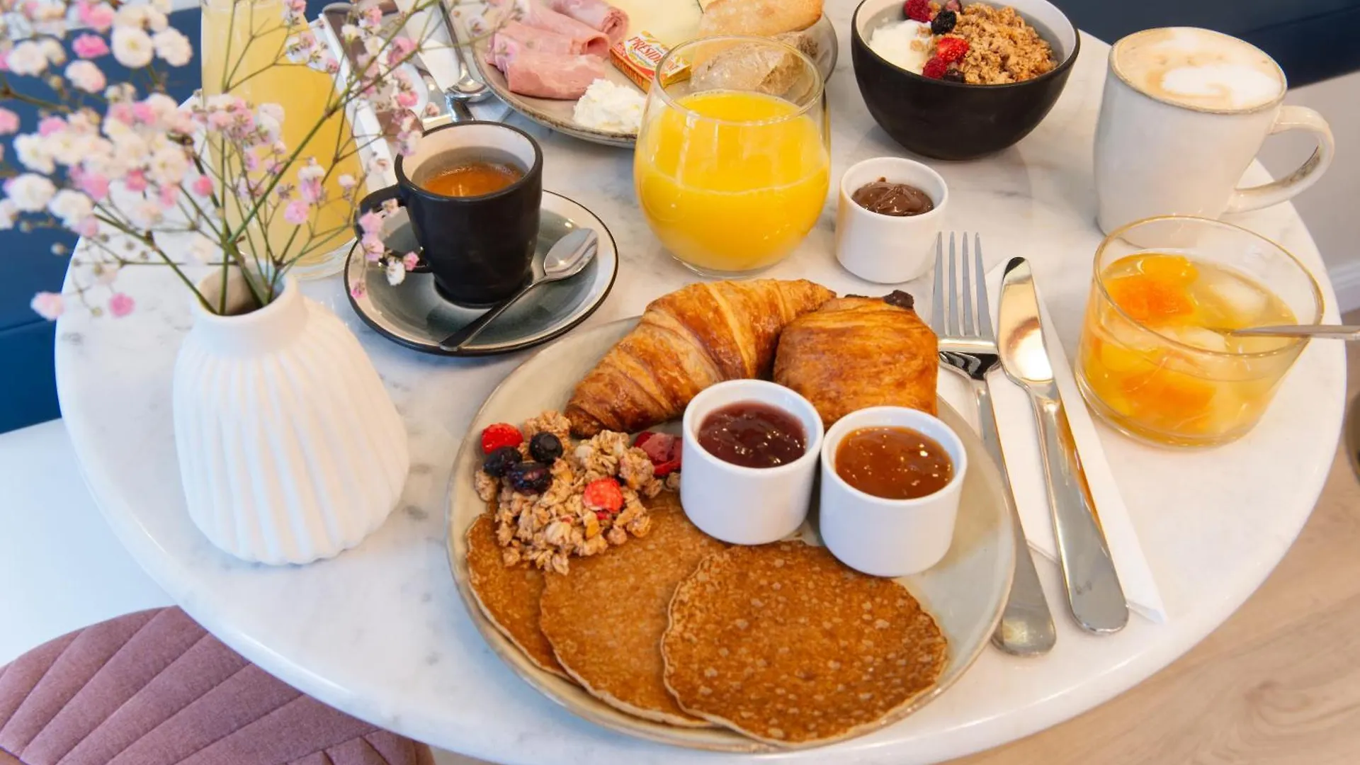 Avama Prony Hotel